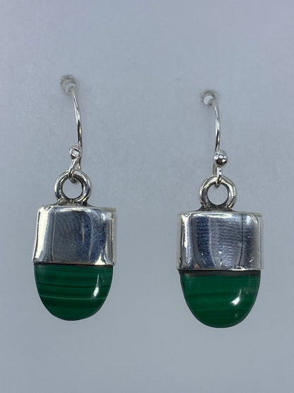 Aretes de plata 925 con malaquita verde, par completo frente a fondo gris