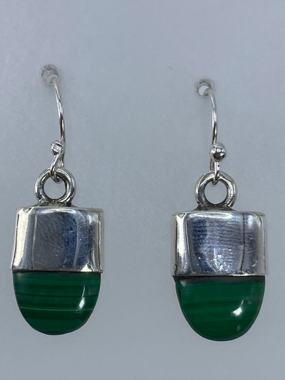 Aretes de malaquita colgando del gancho de plata, mostrando proporción de 3 cm