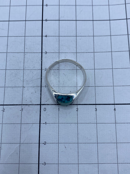 Anillo sobre fondo blanco mostrando el Quinto 925 en el interior