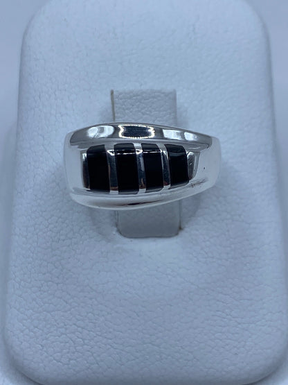 Anillo de plata masivo con ónix negro en dedos de hombre, vista frontal