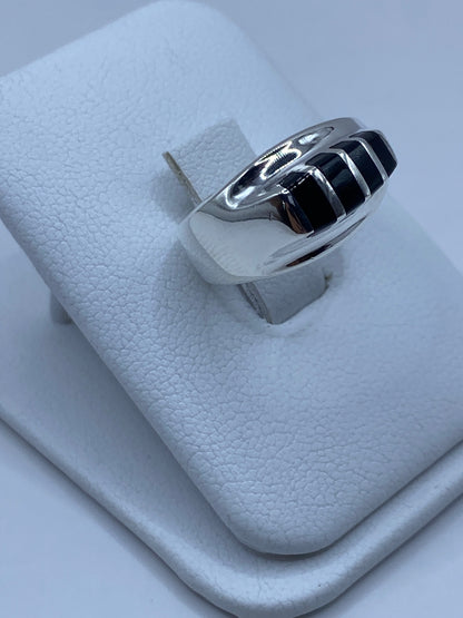 Detalle de la montura de plata 925 envolviendo el ónix negro