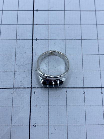 Anillo sobre escala de gramos mostrando 7.6 g de plata pura