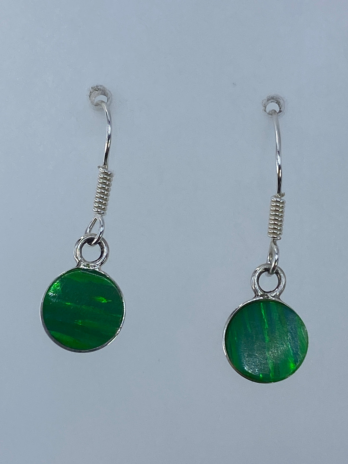 Aretes de plata con ópalo de fuego verde limón, colgando en par