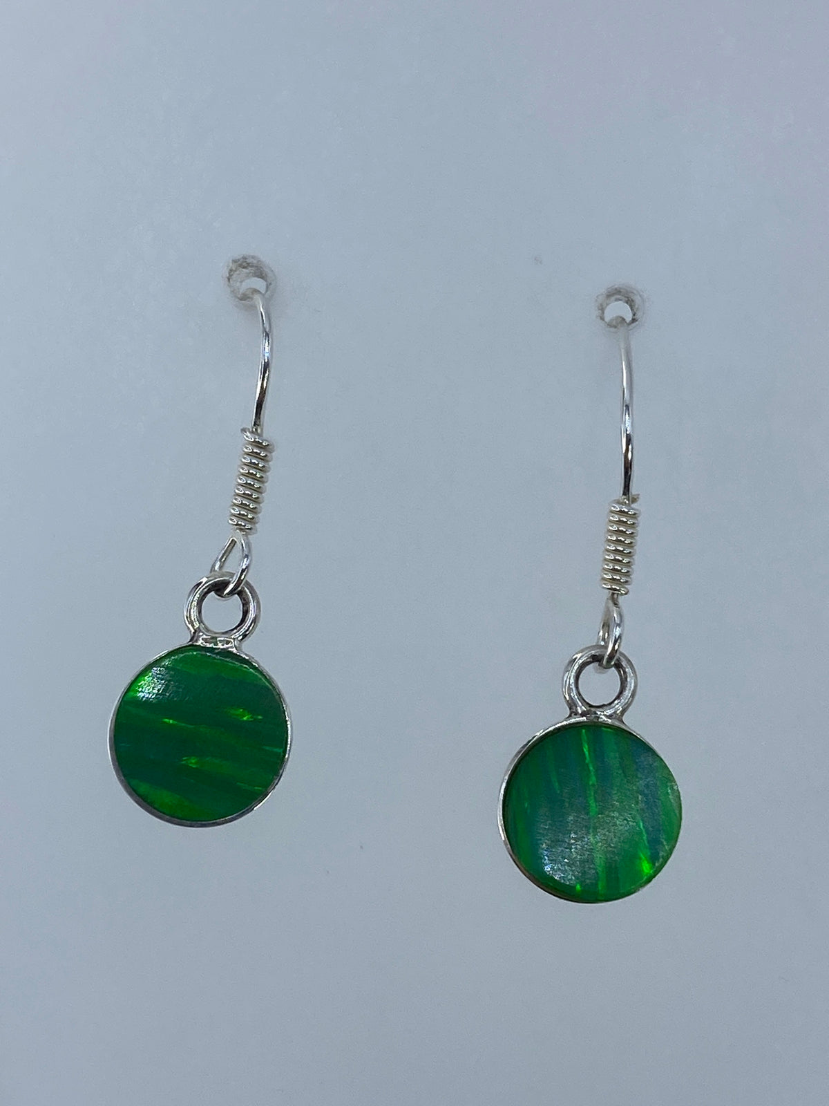 Detalle del engaste a mano del ópalo de fuego verde en plata 925
