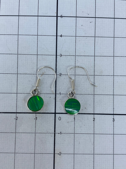 Brillo natural del ópalo de fuego verde en los aretes de Taxco