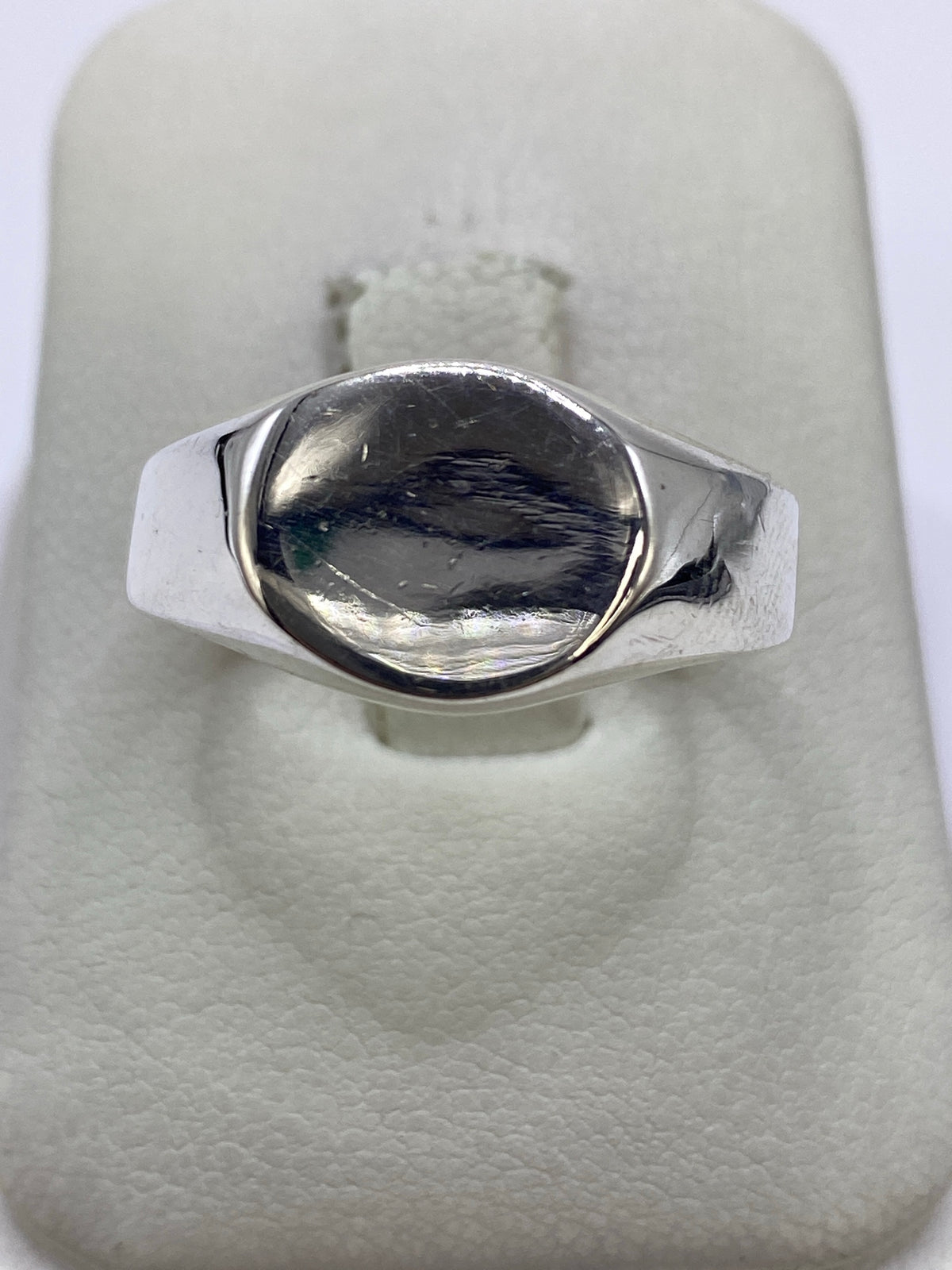 Anillo sello de plata 925 liso, talla 11, pulido espejo en la mano