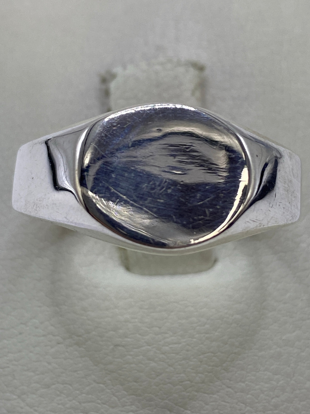 Anillo sello sobre fondo blanco con acabado pulido