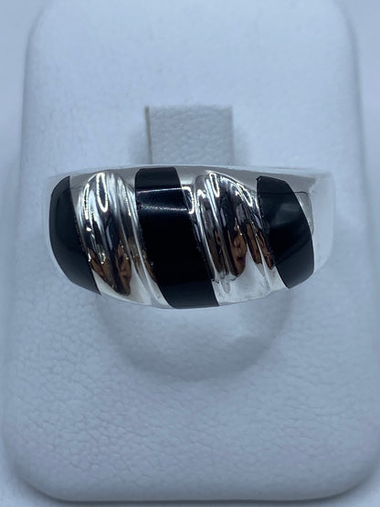 Anillo de plata 925 con ónix negro engastado, vista frontal sobre fondo blanco