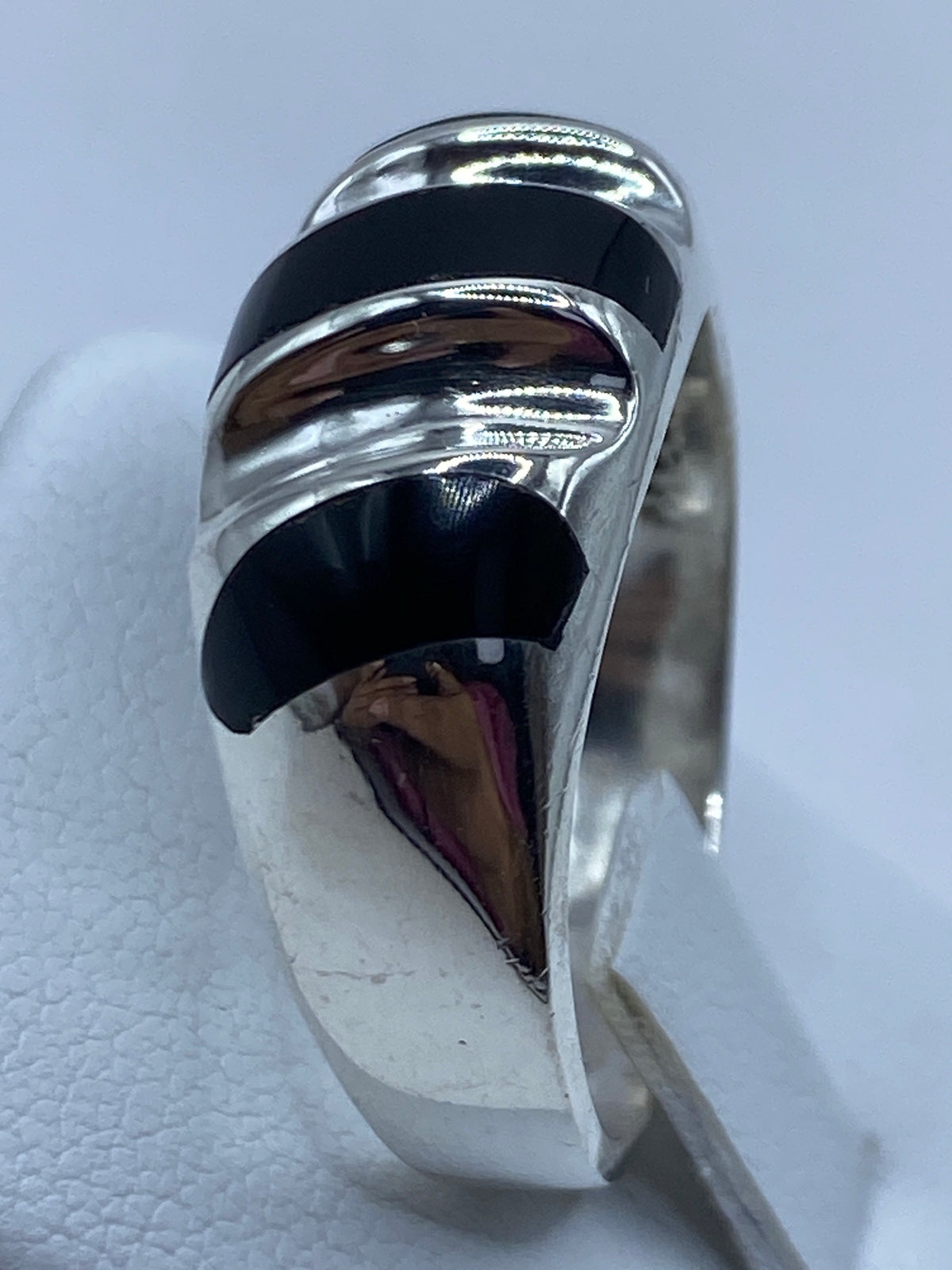 Detalle lateral del anillo con bloques de ónix y bandas de filigrana de plata
