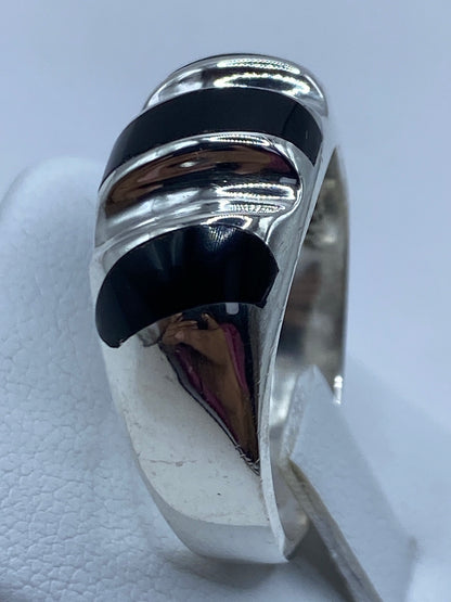 Detalle lateral del anillo con bloques de ónix y bandas de filigrana de plata