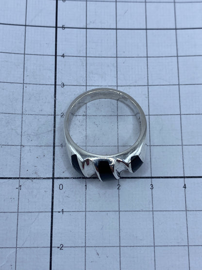 Anillo sobre escala de medición mostrando el peso de 15 gramos