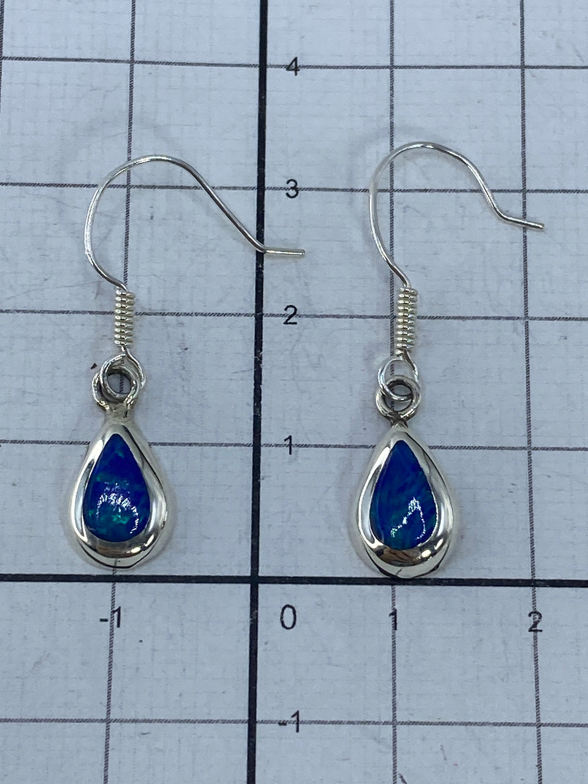 Aretes de plata con ópalo de fuego en escala de peso (1.34 g el par)
