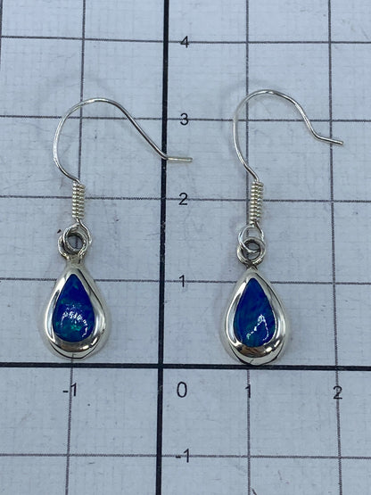 Aretes de plata con ópalo de fuego en escala de peso (1.34 g el par)