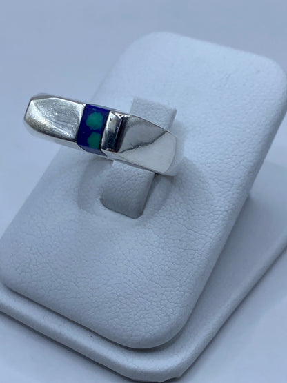 Detalle lateral del anillo mostrando el engaste de la piedra azul