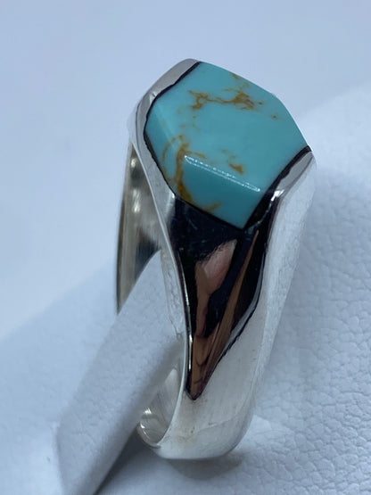 Detalle del anillo puesto en la mano, turquesa azul cielo brillante
