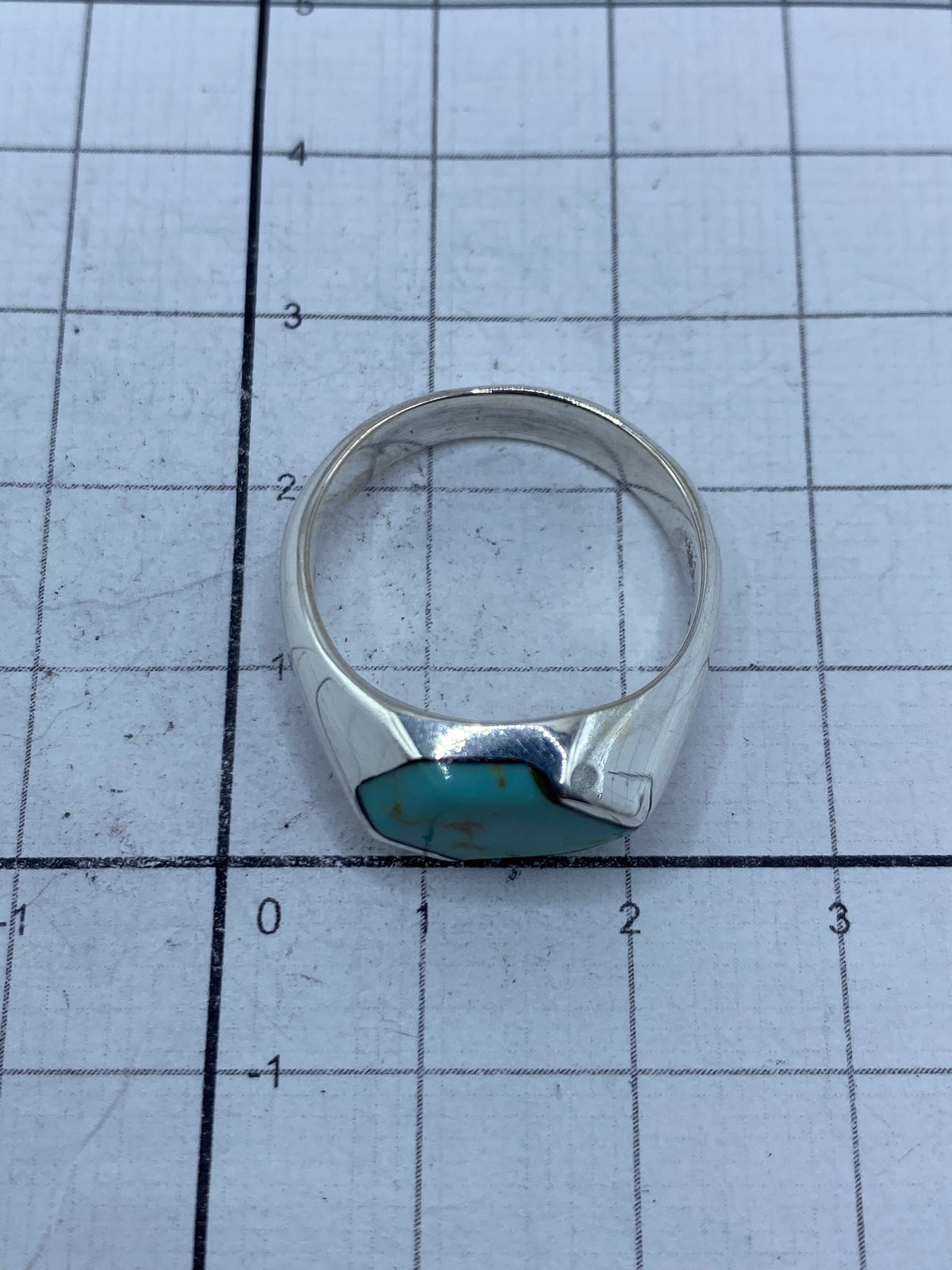 Anillo sobre fondo neutro mostrando el sello 925 en la banda