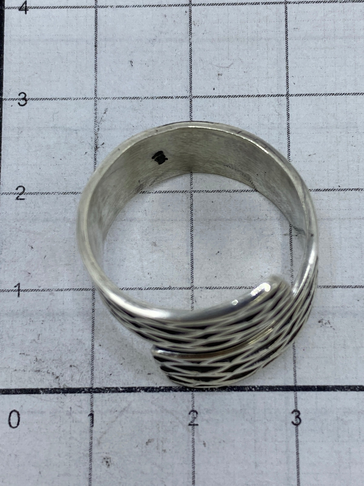 Anillo puesto en el dedo mostrando cómo refleja la luz el relieve