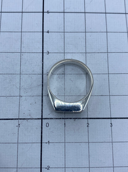 Anillo en la mano mostrando cómo cambia el color de la concha con la luz