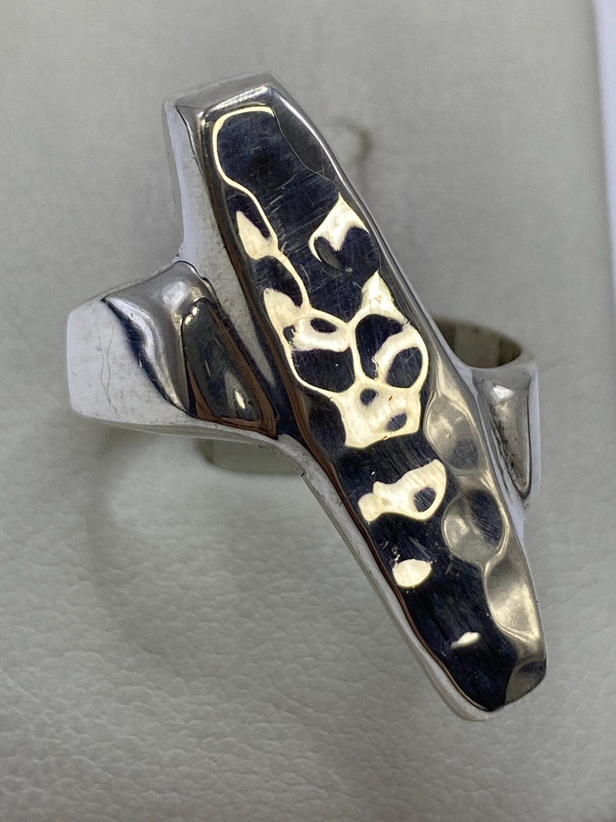 Anillo de plata geométrico volumétrico en talla 10, con acabado espejo y cepillado