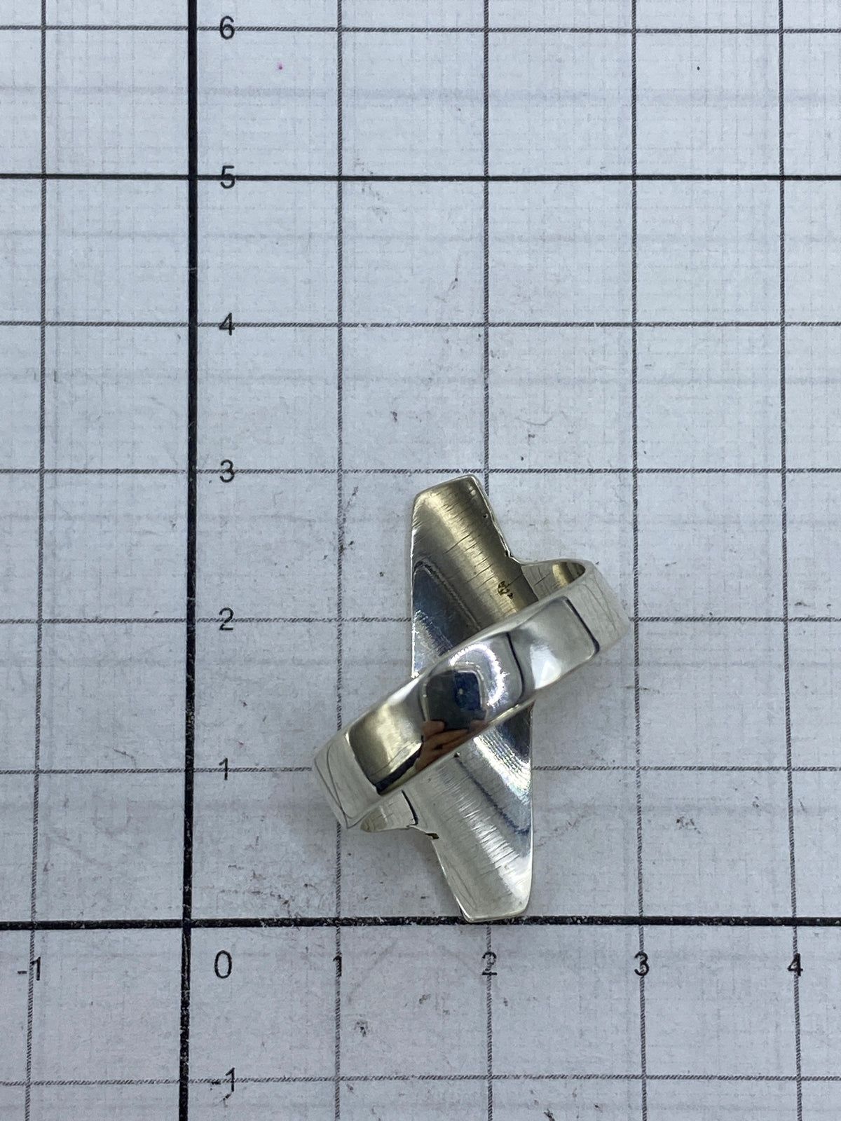 Anillo sobre fondo blanco mostrando el marcado 925