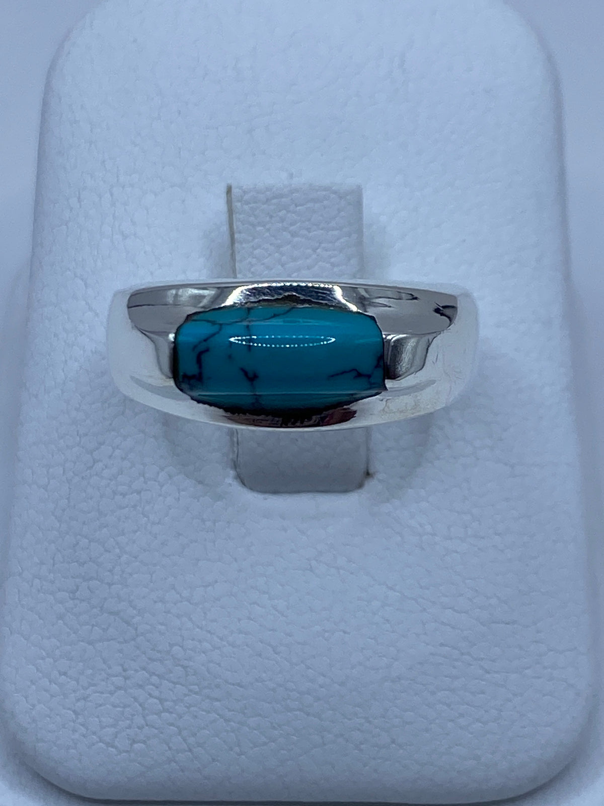 Anillo de plata 925 con turquesa azul cielo en la mano de una persona