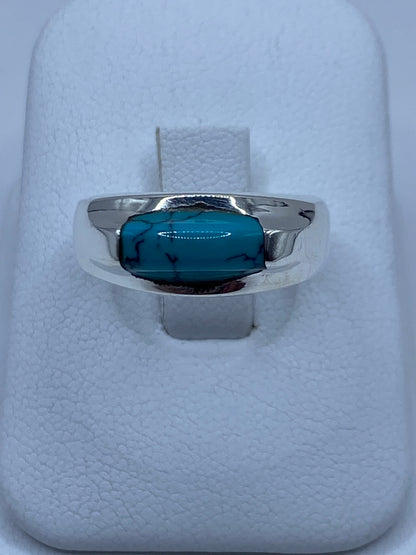 Anillo de plata 925 con turquesa azul cielo en la mano de una persona