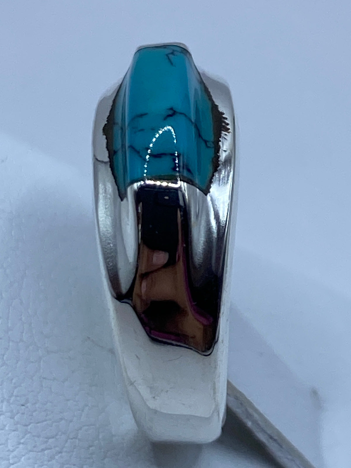 Detalle del engaste de turquesa azul cielo en plata pulida