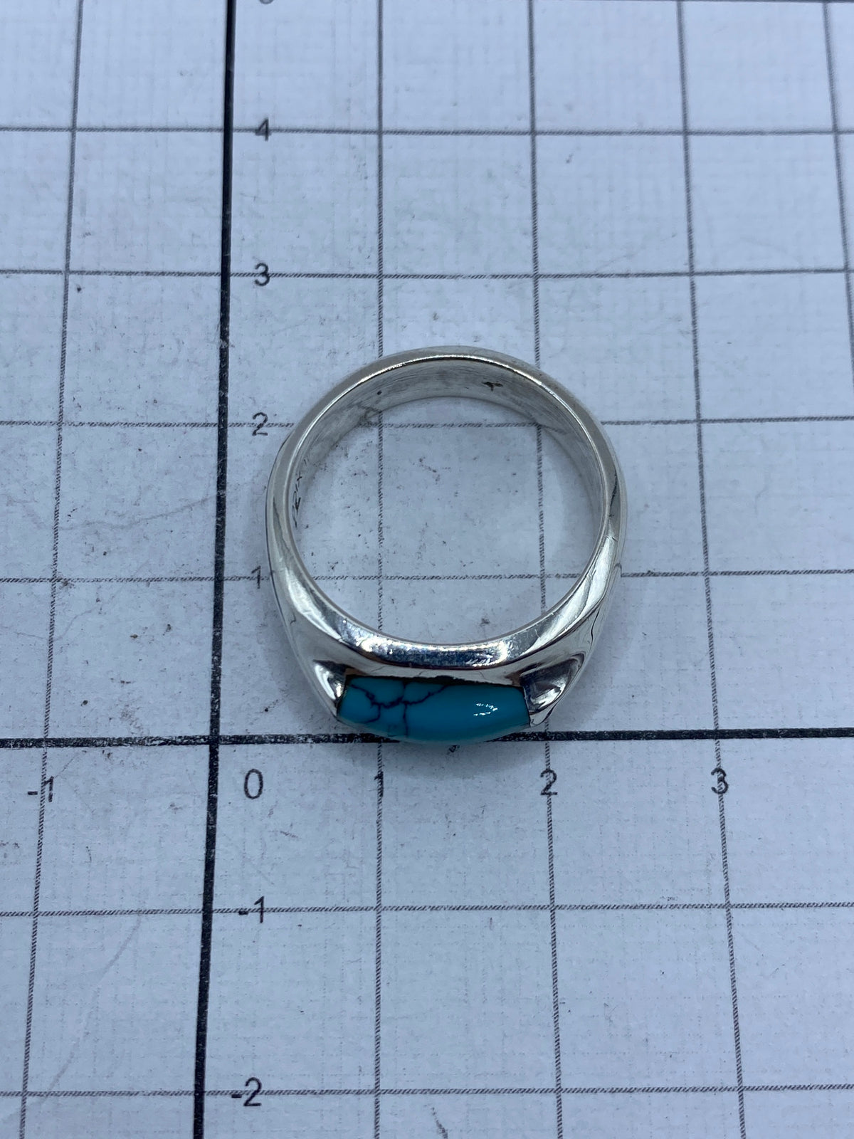 Anillo sobre fondo blanco mostrando el sello de Quinto 925 en el interior