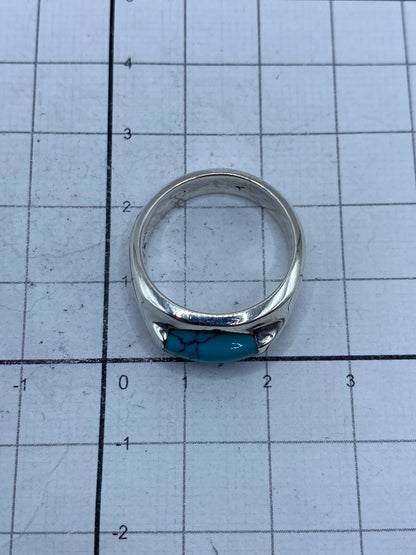 Anillo sobre fondo blanco mostrando el sello de Quinto 925 en el interior