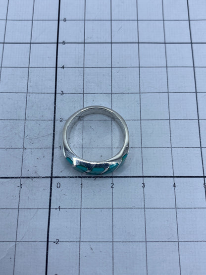 Anillo sobre fondo blanco mostrando el Quinto 925