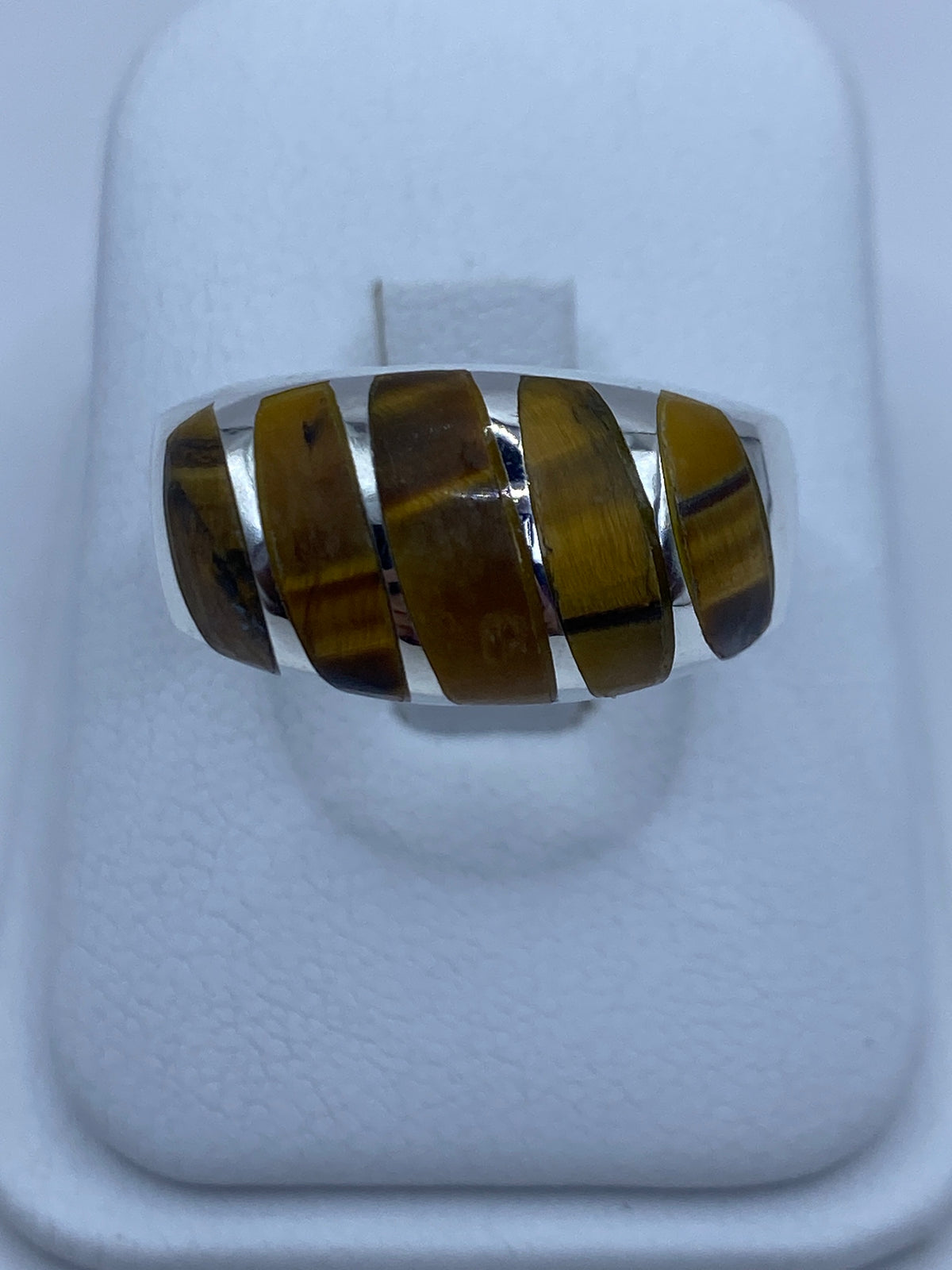Anillo ancho de plata 925 con cuatro franjas de Ojo de Tigre café, visto desde arriba