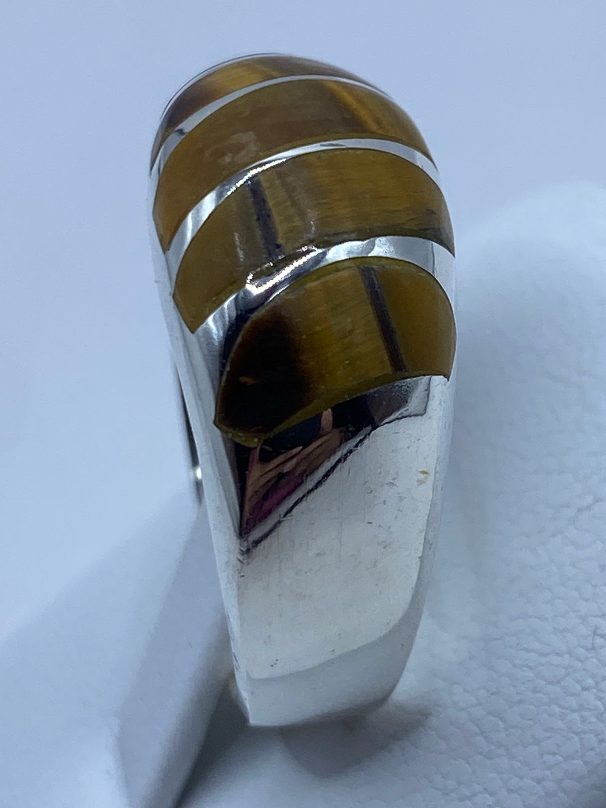 Anillo puesto en dedo mostrando el reflejo de luz que se mueve en la piedra