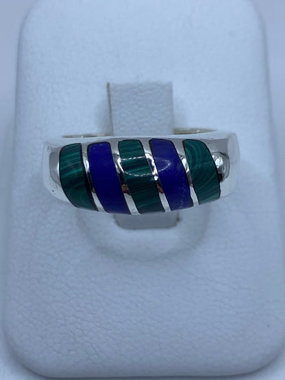 Anillo de plata 925 con malaquita verde engastada en patrón de cinco piedras en la mano