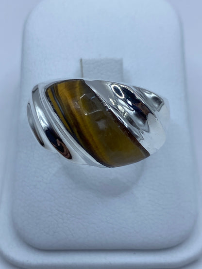 Anillo de plata escultural con Ojo de Tigre café, vista frontal detalle