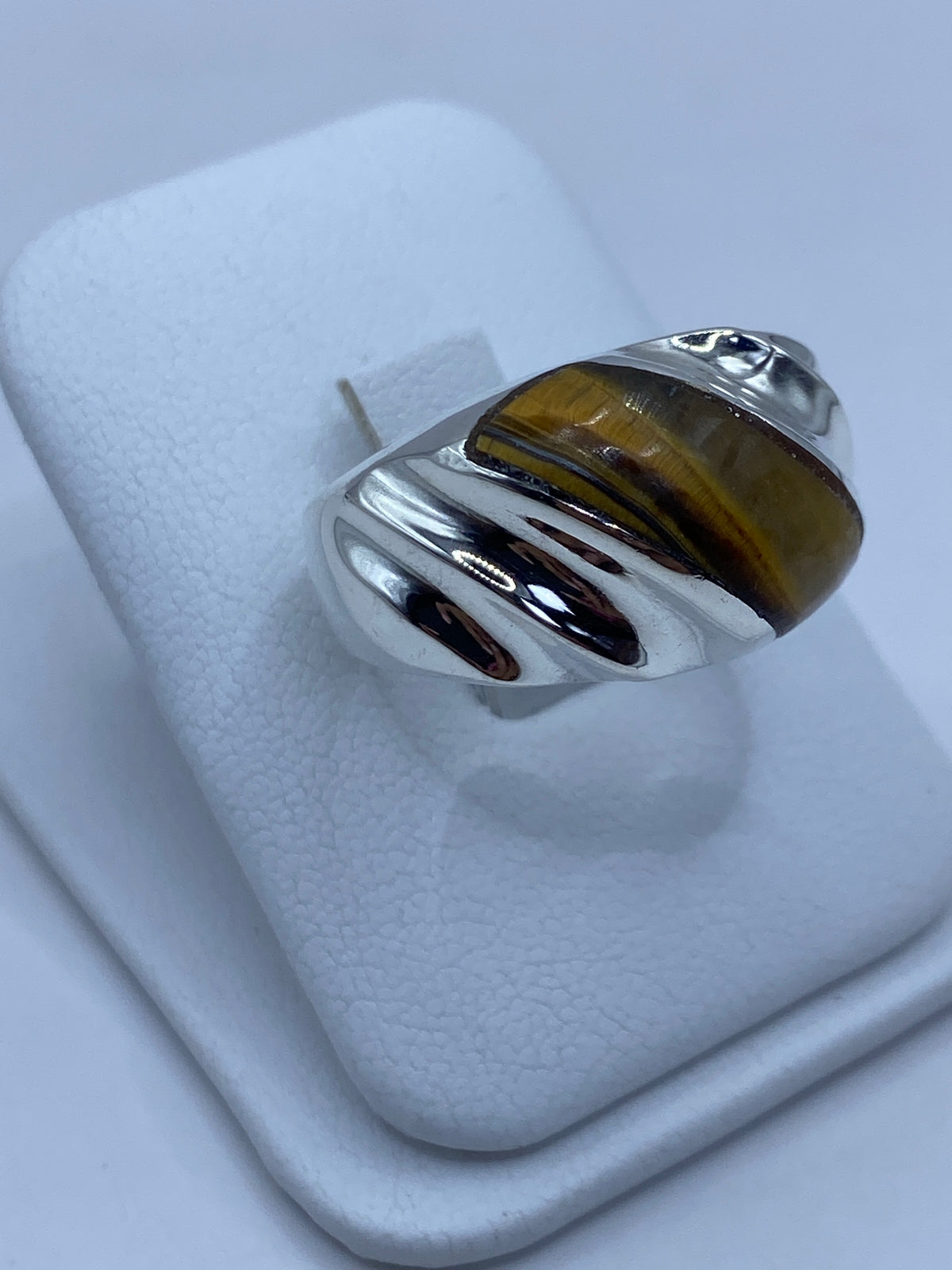Anillo en talla 10 sobre escala métrica mostrando proporción