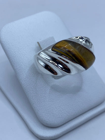 Anillo en talla 10 sobre escala métrica mostrando proporción