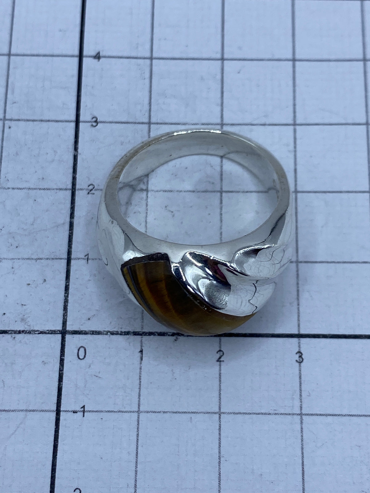 Anillo puesto en dedo mostrando volumen y presencia de la pieza