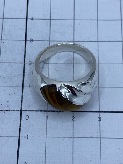 Anillo puesto en dedo mostrando volumen y presencia de la pieza