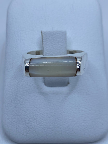 Anillo de plata 925 con perla blanca engastada, visto de frente sobre fondo blanco