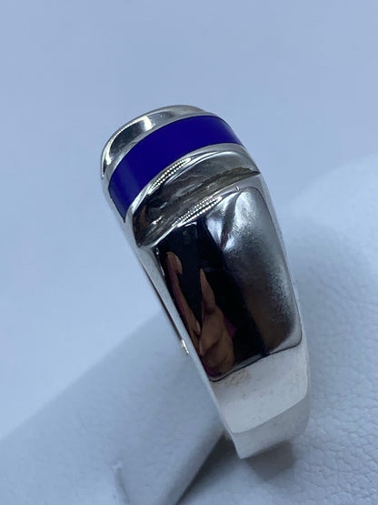 Detalle lateral del engaste a mano del lapislázuli en la montura de plata