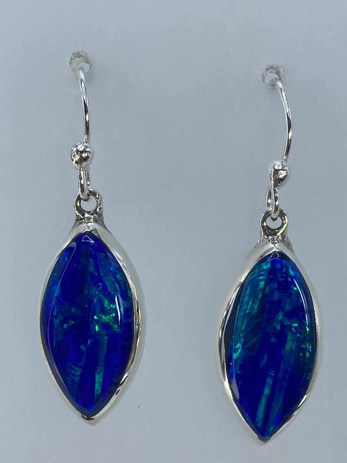 Aretes colocados sobre regla milimétrica indicando largo de 3.2 cm