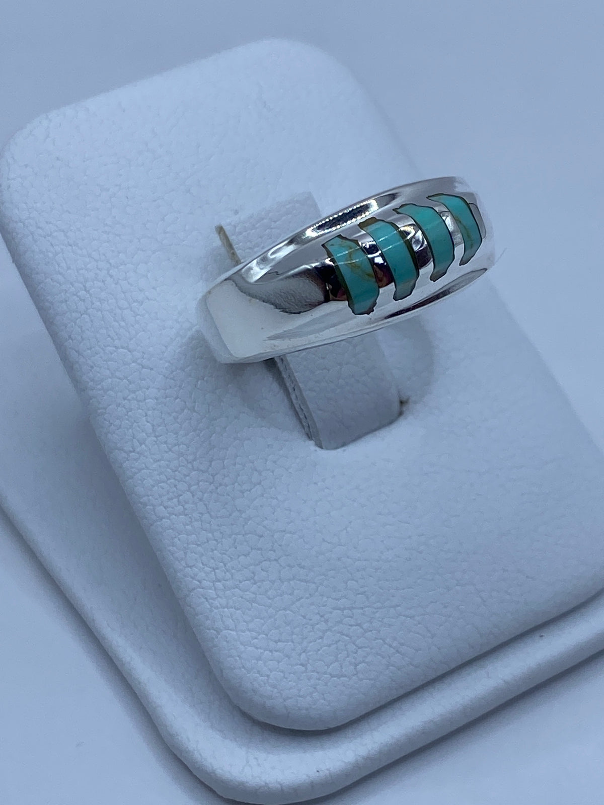 Anillo de plata y turquesa desde el lado, mostrando el perfil y el engaste