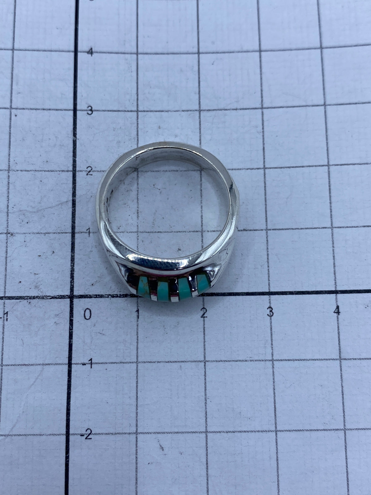 Anillo puesto en dedo masculino mostrando proporción y acabado