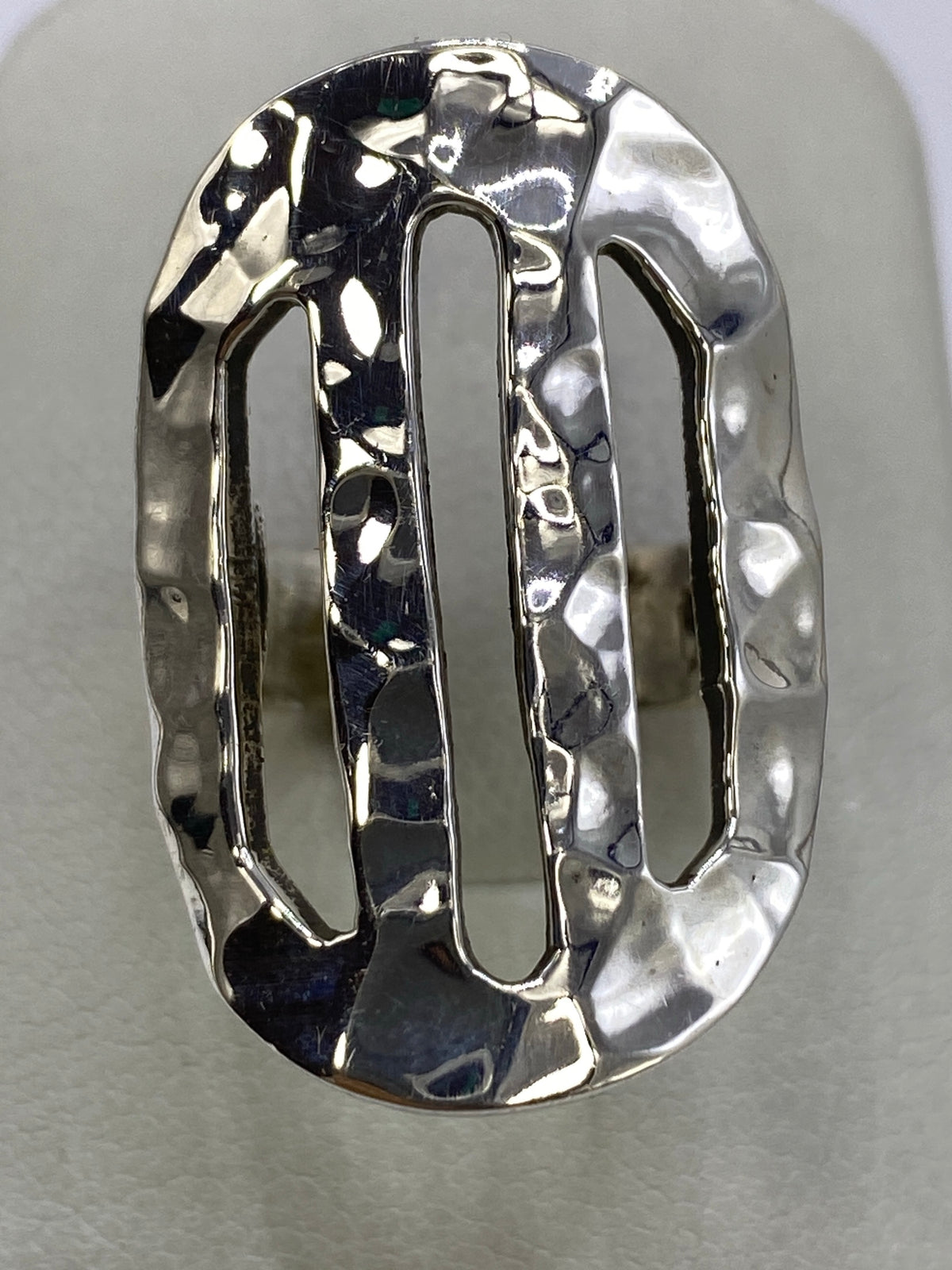 Anillo de plata calado con óvalos geométricos abiertos en vista frontal