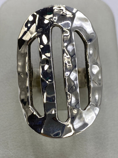 Anillo de plata calado con óvalos geométricos abiertos en vista frontal