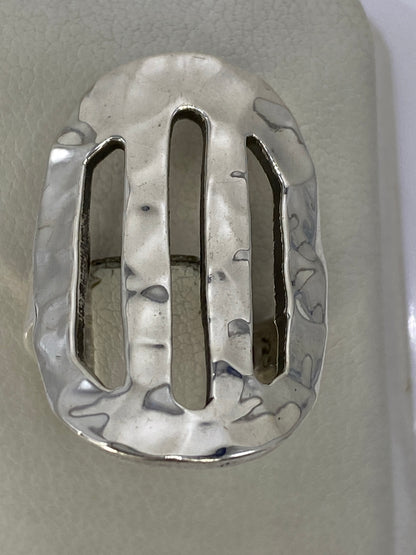 Anillo sobre fondo blanco destacando el acabado pulido brillante