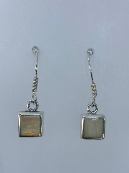 Par de aretes en ganchos de plata 925 con piedras cuadradas de ópalo de fuego