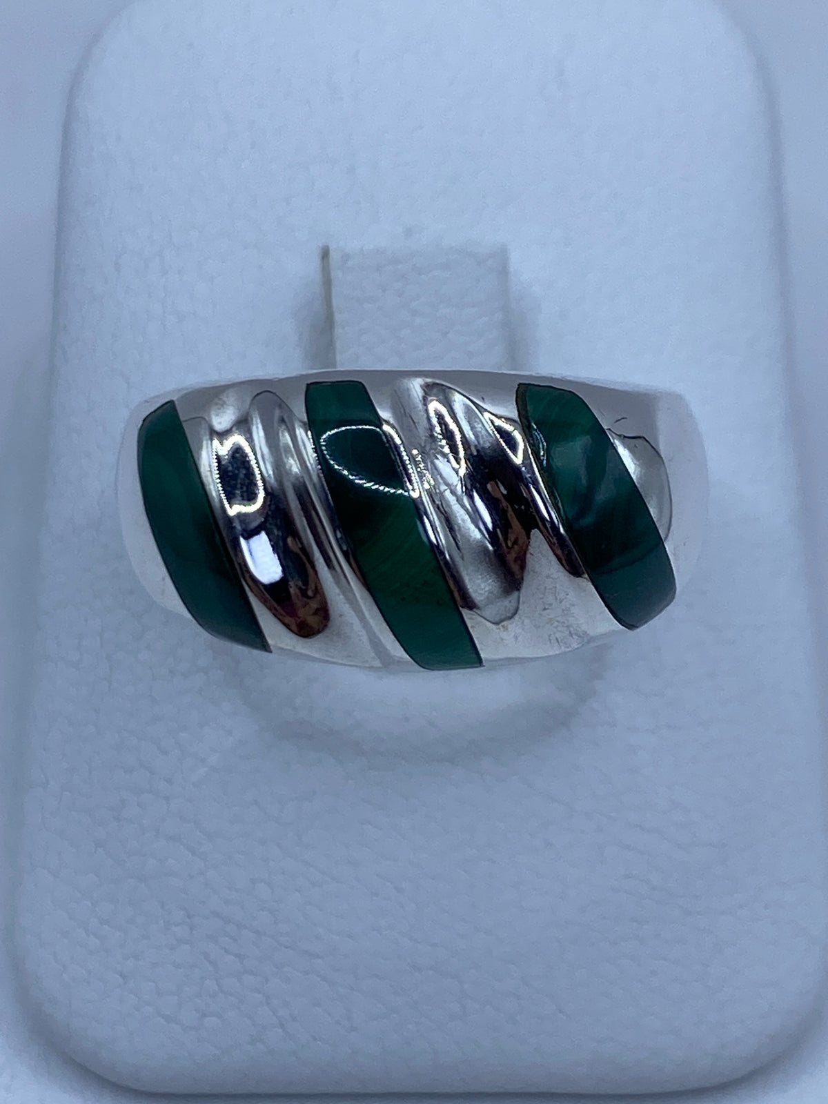 Anillo de plata 925 con malaquita verde engastada, visto desde arriba