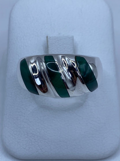 Anillo de plata 925 con malaquita verde engastada, visto desde arriba