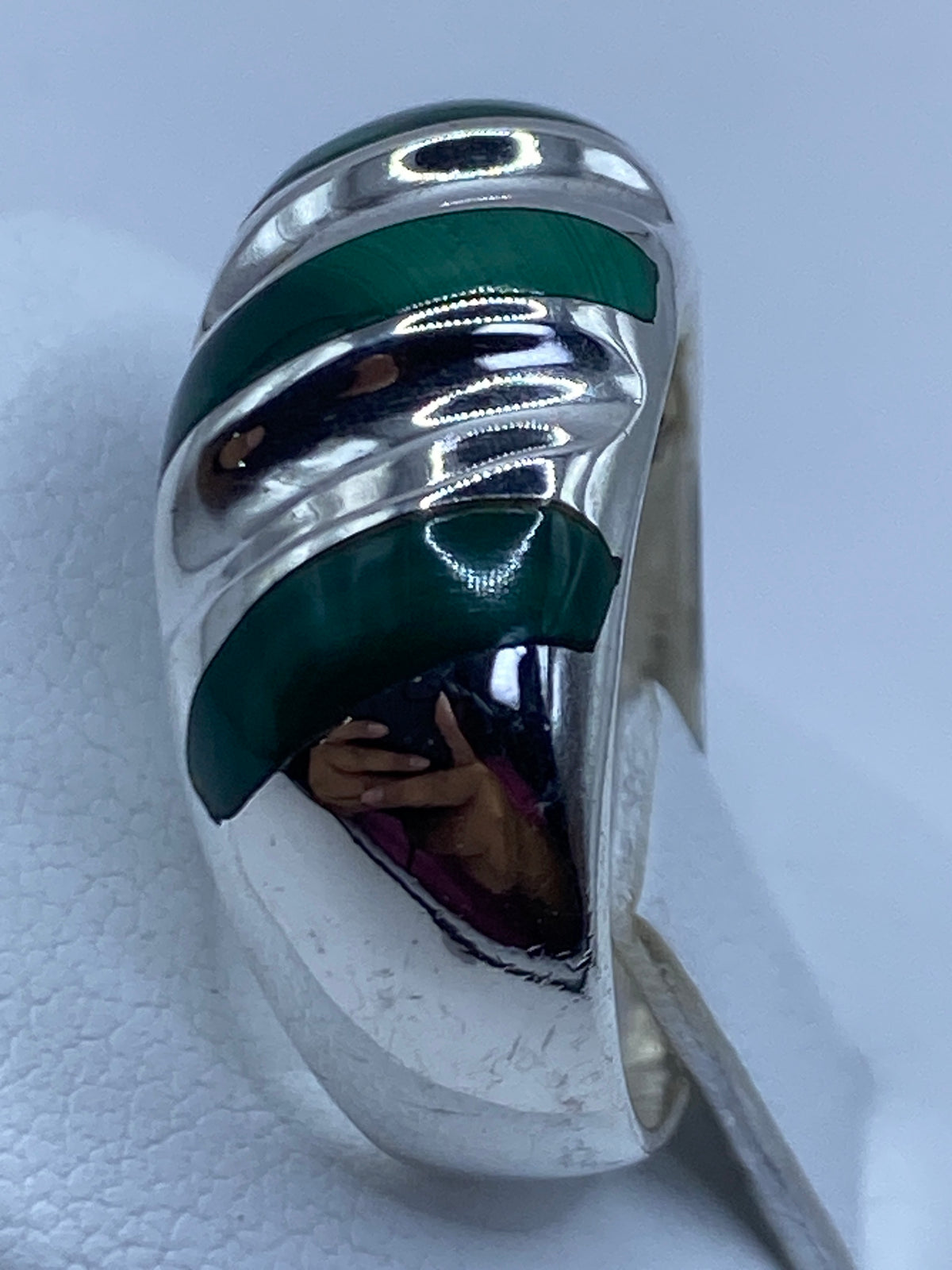 Anillo en la mano mostrando el color verde profundo de la malaquita